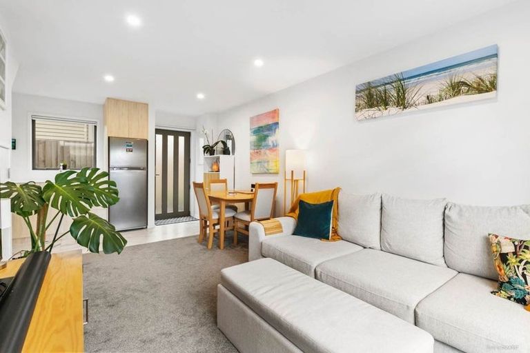 Photo of property in 4/7 Flanshaw Road, Te Atatu South, Auckland, 0610