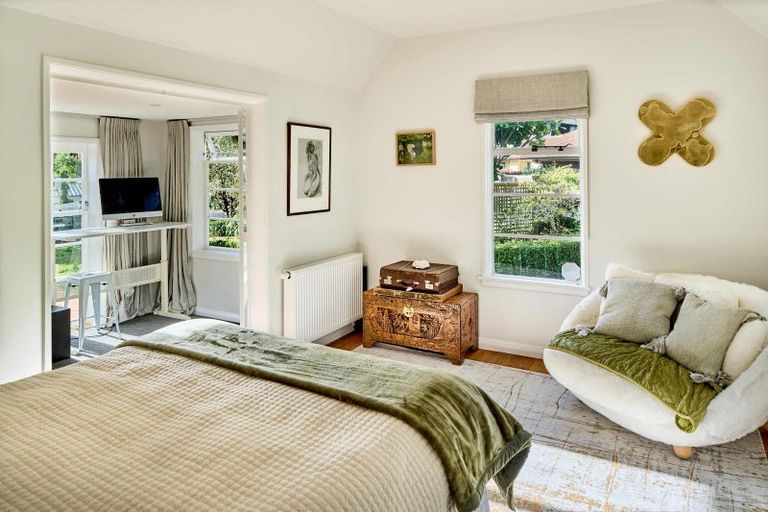 Photo of property in 10 Walter Road, Lowry Bay, Lower Hutt, 5013