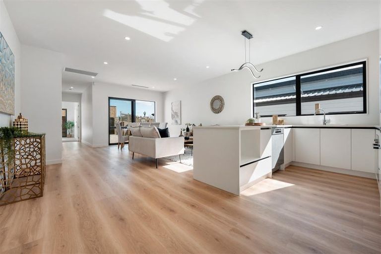 Photo of property in 46 Whakairo Crescent, Gulf Harbour, Whangaparaoa, 0930