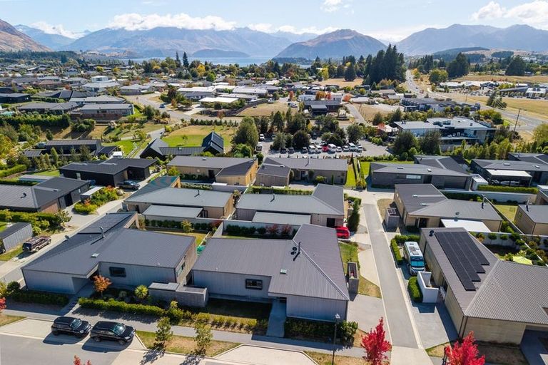 Photo of property in 18 Stackbrae Avenue, Wanaka, 9305