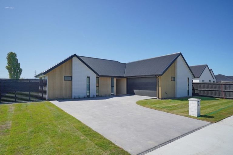 Photo of property in 16 Chatsworth Avenue, Rangiora, 7400