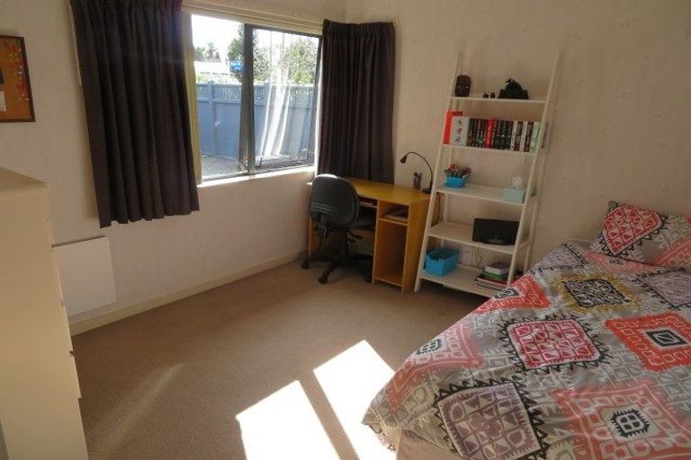 Photo of property in 12 Mana Place, Awapuni, Palmerston North, 4412