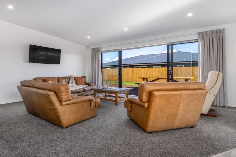 Photo of property in 12 Ash Close, Levin, 5510