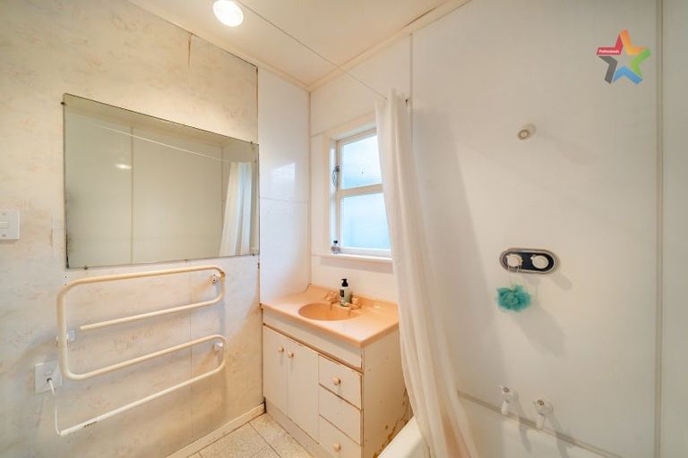 Photo of property in 385 Stokes Valley Road, Stokes Valley, Lower Hutt, 5019