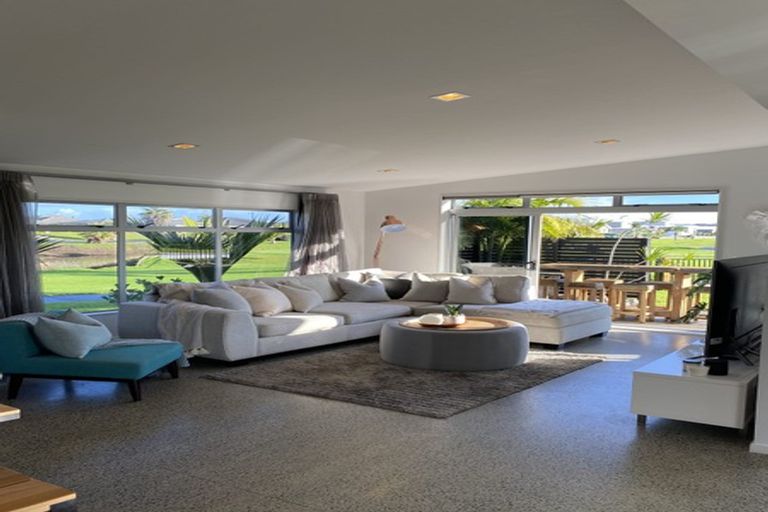 Photo of property in 10 Hoihere Drive, One Tree Point, 0118