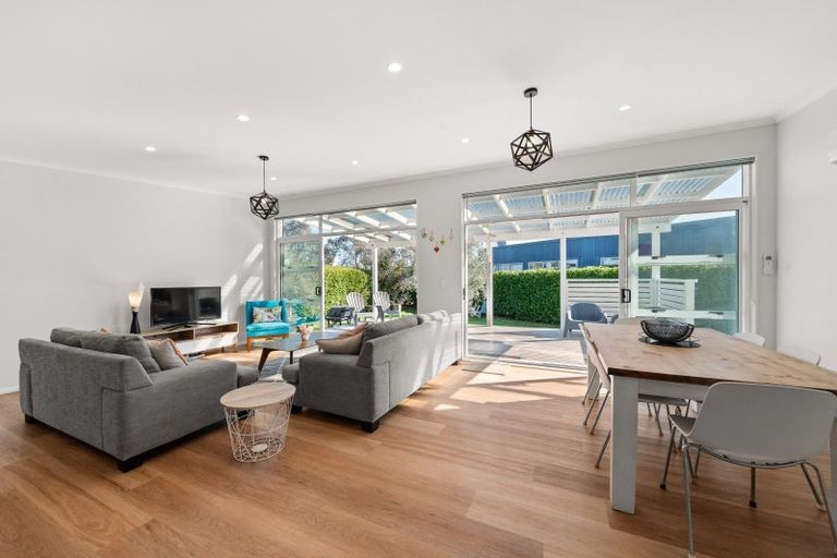 Photo of property in 32 Burgundy Drive, Martinborough, 5711