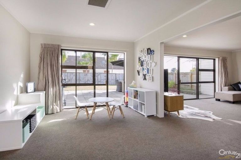 Photo of property in 14 Mirabell Place, Golflands, Auckland, 2013