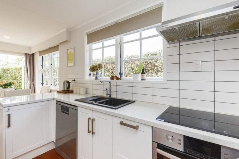 Photo of property in 10 Rhodes Drive, Kelvin Grove, Palmerston North, 4414