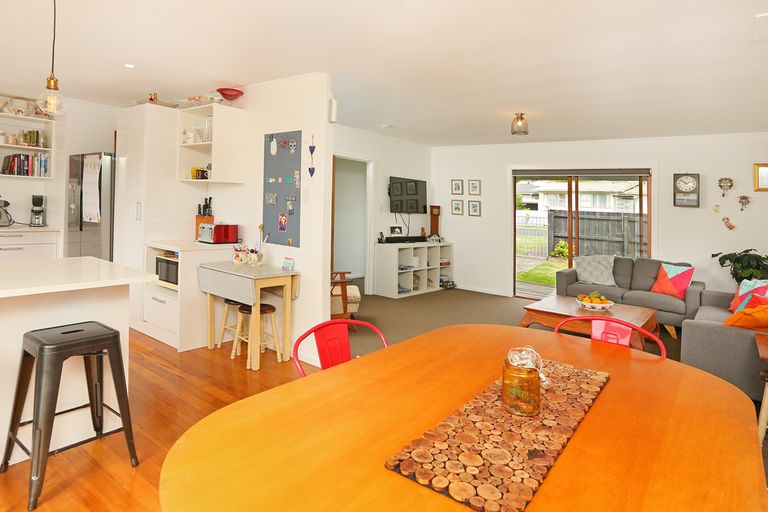 Photo of property in 1c Barron Drive, Green Bay, Auckland, 0604