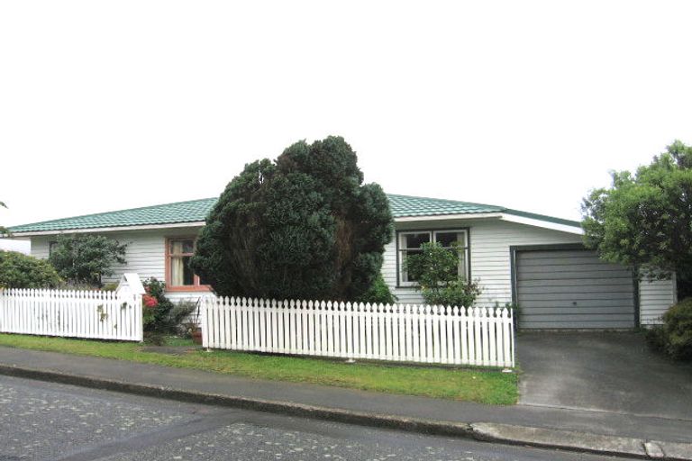 Photo of property in 5 Archbold Street, Newlands, Wellington, 6037