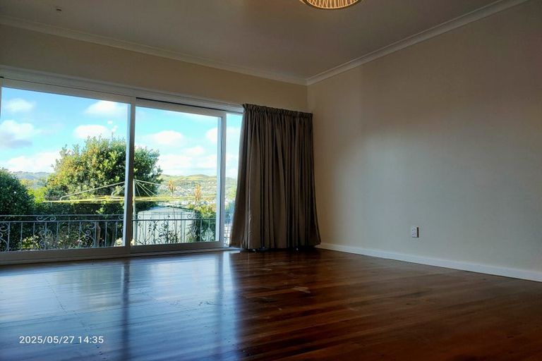 Photo of property in 5 Larsen Crescent, Tawa, Wellington, 5028