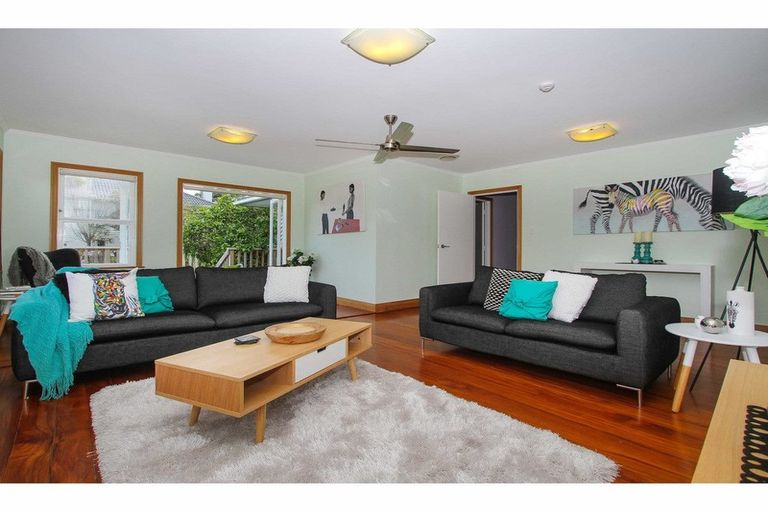 Photo of property in 24 Howard Road, Northcote, Auckland, 0627