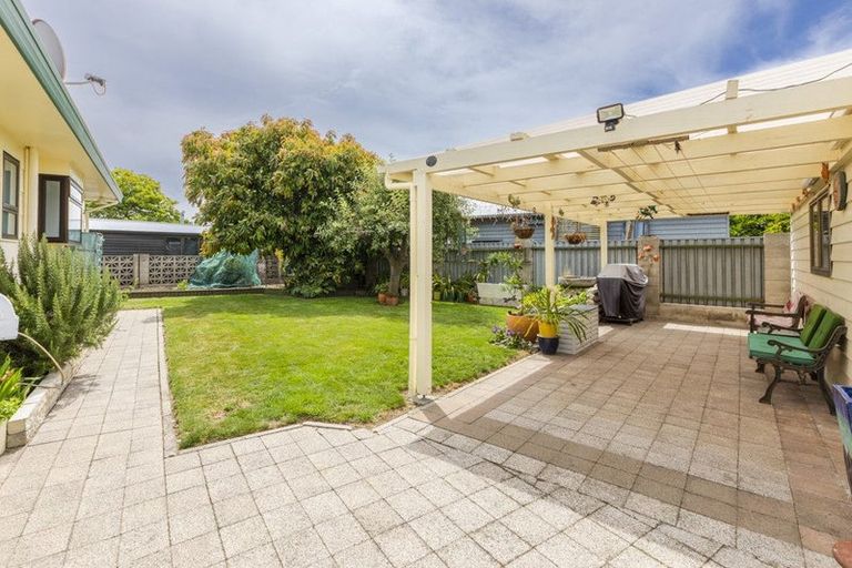 Photo of property in 9 Deakin Place, Clive, 4102