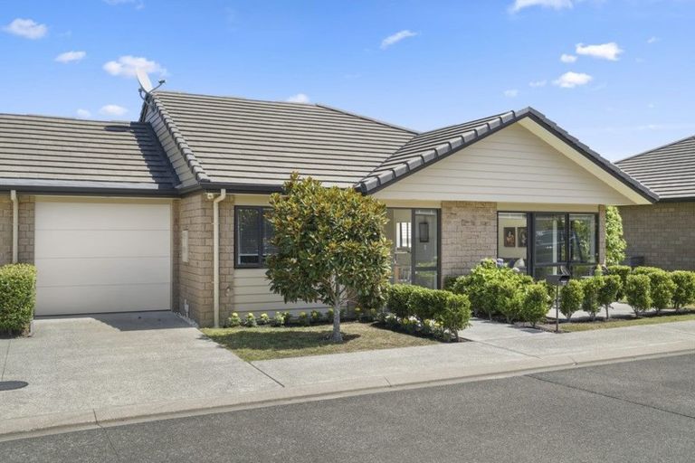 Photo of property in 21 Royalle Mews, Botany Downs, Auckland, 2010