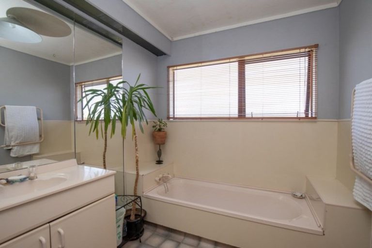 Photo of property in 12 Darlington Street, Ngatea, 3503