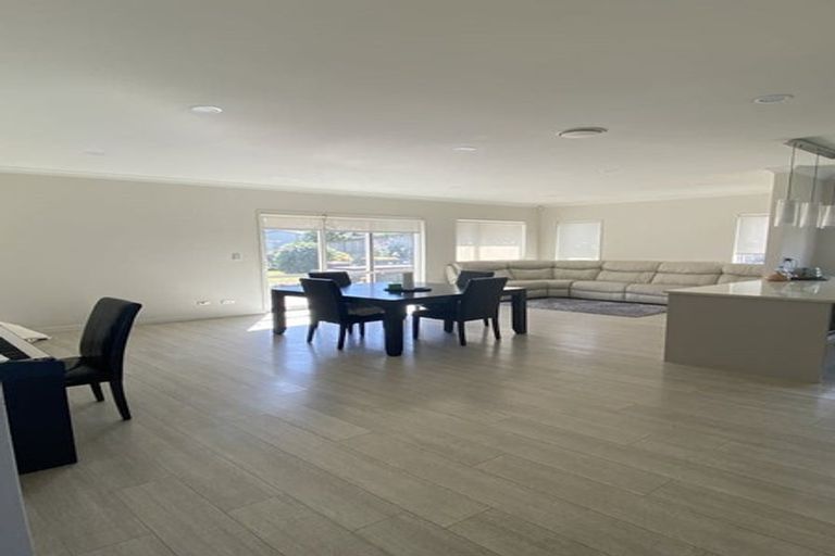 Photo of property in 5 Kilmacrennan Drive, Rosehill, Papakura, 2113