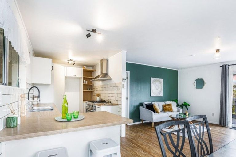 Photo of property in 15 Arde Place, Massey, Auckland, 0614