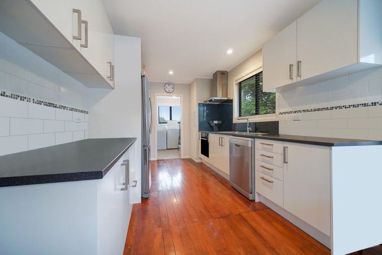 Photo of property in 6 Cobham Crescent, Kelston, Auckland, 0602