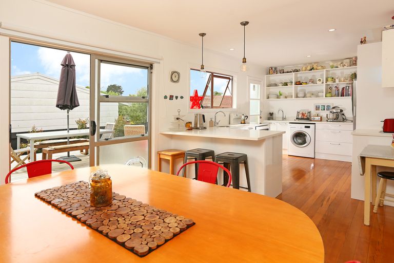 Photo of property in 1c Barron Drive, Green Bay, Auckland, 0604