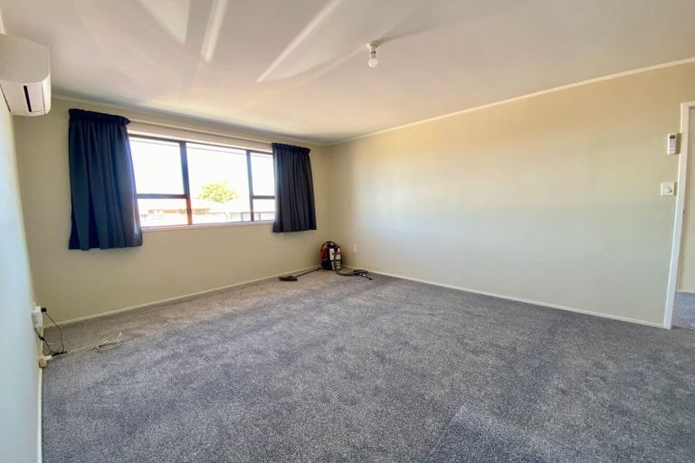 Photo of property in 15 Foyle Place, Glendene, Auckland, 0602