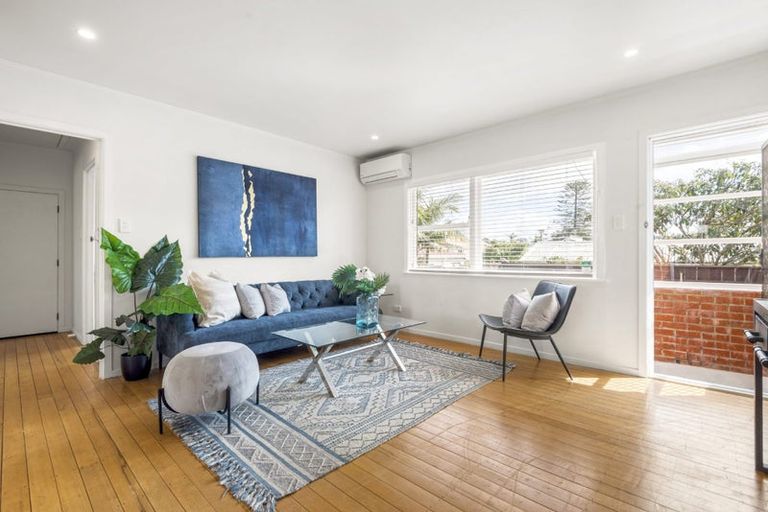 Photo of property in 2/134 Onewa Road, Northcote, Auckland, 0627