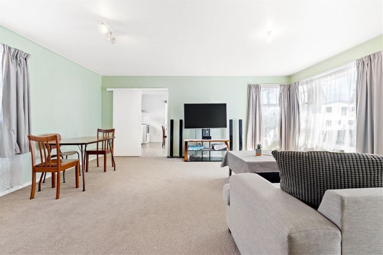 Photo of property in 1/8 Edwards Avenue, Henderson, Auckland, 0610