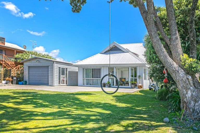 Photo of property in 15 Moray Place, Whiritoa, Whangamata, 3691