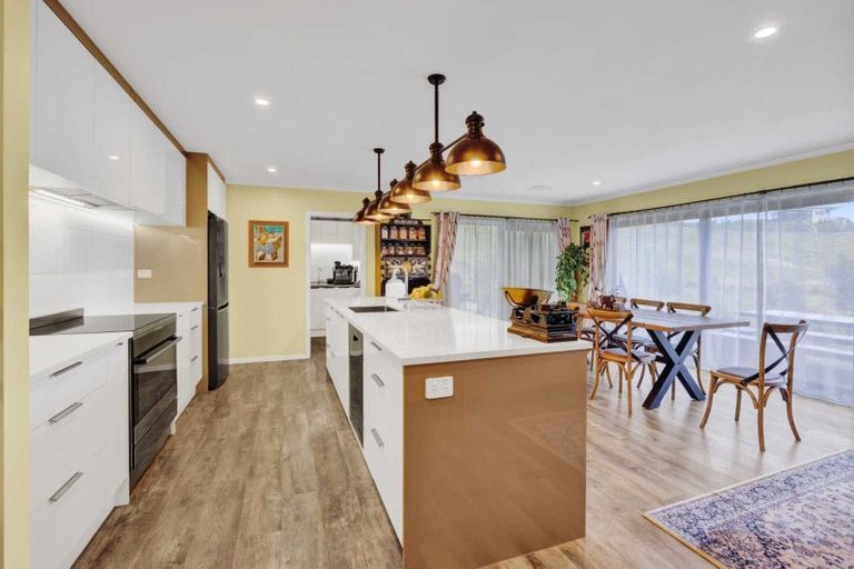 Photo of property in 2 Te Ara Karoiroa Road, Hurford, New Plymouth, 4374