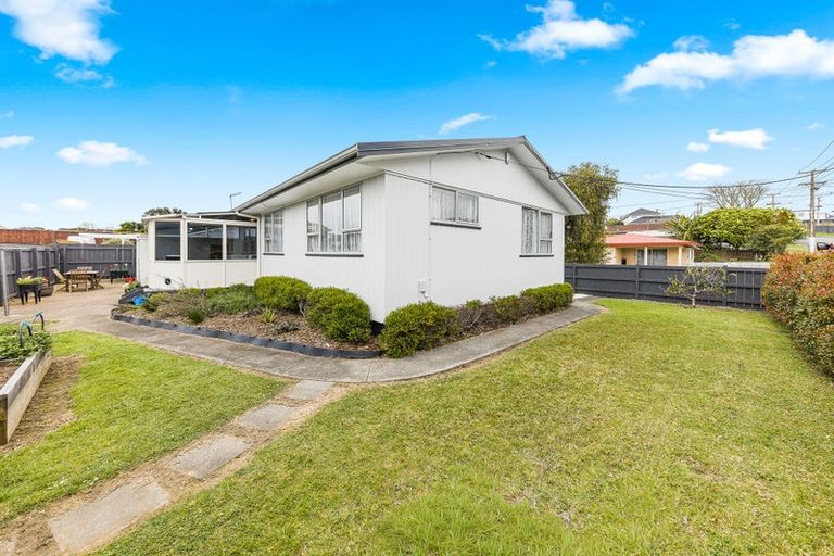 Photo of property in 1/18 Matipo Road, Te Atatu Peninsula, Auckland, 0610