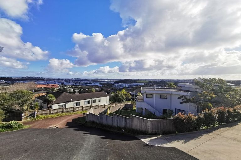 Photo of property in 19 Cricklade Terrace, Windsor Park, Auckland, 0632