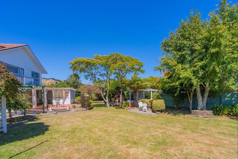 Photo of property in 10 Rewarewa Crescent, Waikanae, 5036