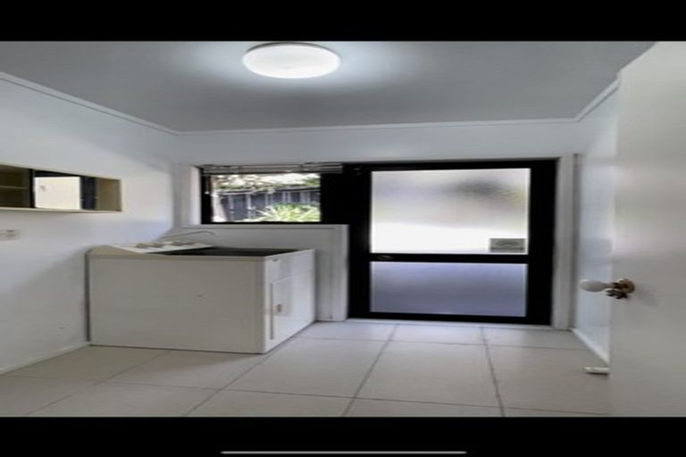 Photo of property in 2/5 Tahinga Street, Northcote, Auckland, 0627