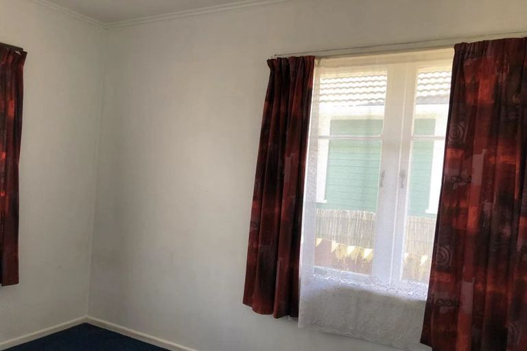 Photo of property in 64 Smythe Road, Henderson, Auckland, 0612