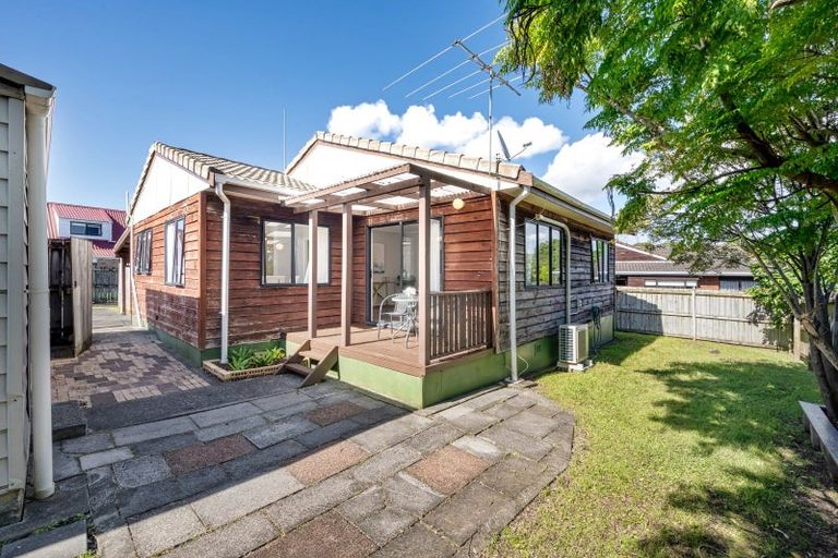Photo of property in 2/83 Aviemore Drive, Highland Park, Auckland, 2010