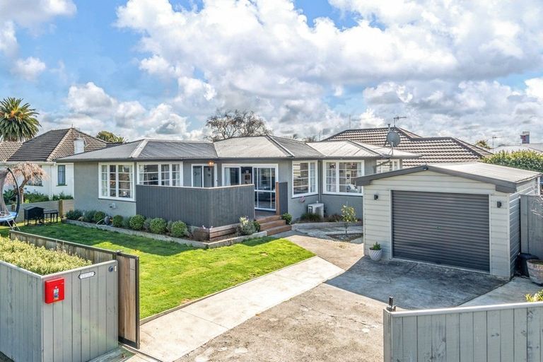 Photo of property in 2 Chester Crescent, West End, Palmerston North, 4410