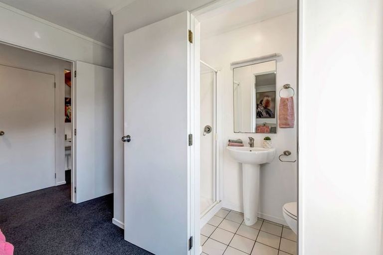 Photo of property in 2/4 Puaha Street, Takapuwahia, Porirua, 5022