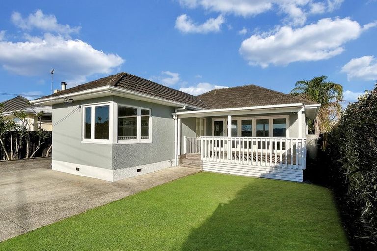 Photo of property in 12 Waterfront Road, Mangere Bridge, Auckland, 2022