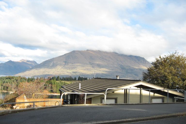 Photo of property in 11 Earnslaw Terrace, Queenstown, 9300