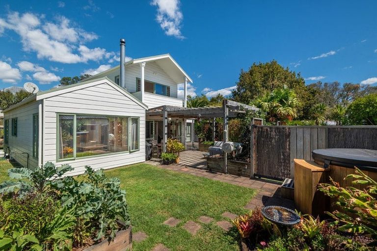 Photo of property in 2/13 Montgomery Avenue, Rothesay Bay, Auckland, 0630