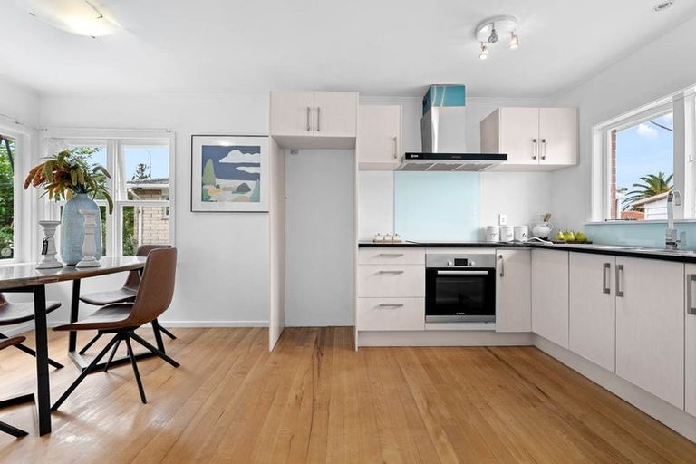 Photo of property in 100 Gossamer Drive, Pakuranga Heights, Auckland, 2010