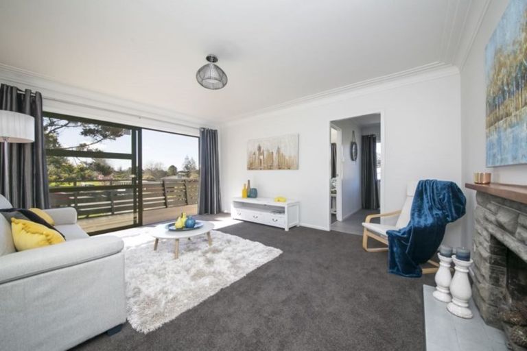 Photo of property in 7 La Rosa Street, Green Bay, Auckland, 0604