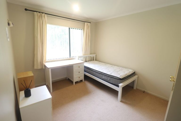 Photo of property in 16 Crimson Park, Oteha, Auckland, 0632