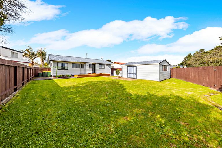 Photo of property in 28 Seaward Place, Wattle Downs, Auckland, 2103