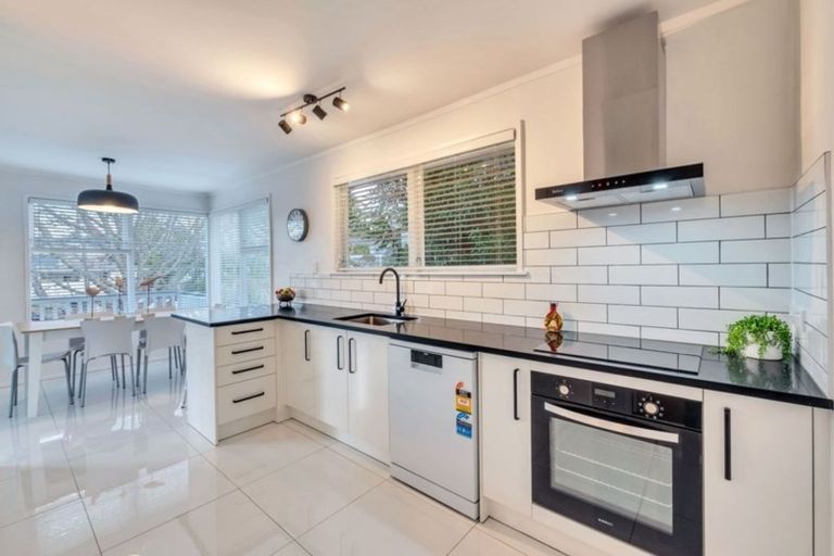 Photo of property in 17 Temuri Place, Glendene, Auckland, 0602