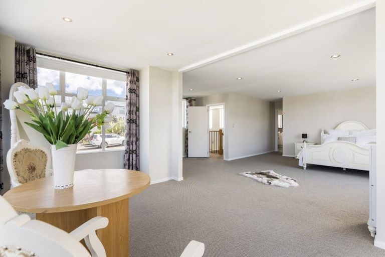 Photo of property in 43 Zara Court, Windsor Park, Auckland, 0632