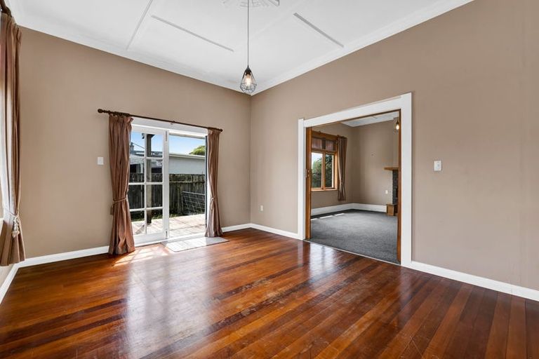 Photo of property in 10 Cameron Street, Hawera, 4610