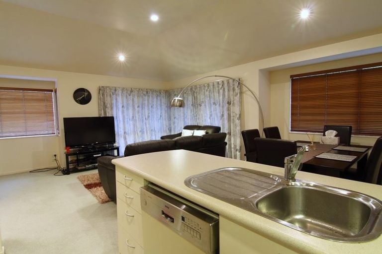 Photo of property in 2/51 Archers Road, Hillcrest, Auckland, 0629