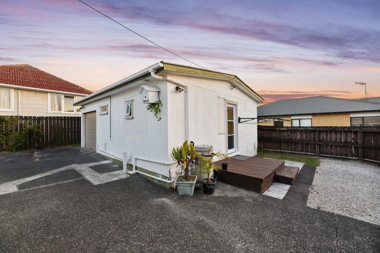 Photo of property in 82 Kelman Road, Kelston, Auckland, 0602