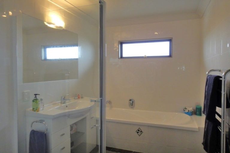 Photo of property in 22 Key West Drive, One Tree Point, 0118