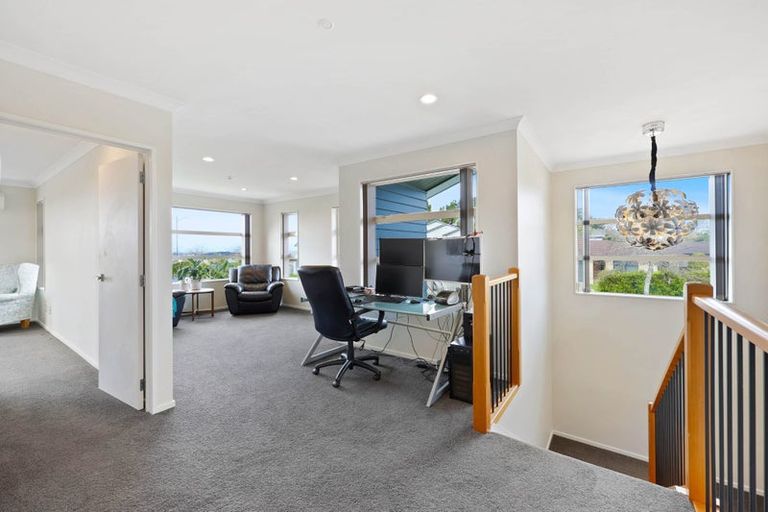 Photo of property in 111 Lake Panorama Drive, Henderson Valley, Auckland, 0612